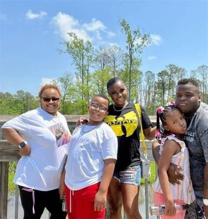
Is Morray Married to Wife? Or Dating a Girlfriend? Kids. 