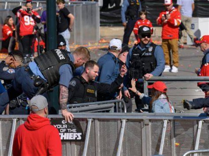 
Kansas City Chief’s parade cop catches football flung from 6th floor: Watch 