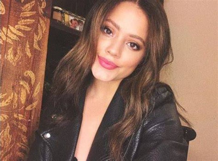 
Sarah Jeffery Height, Weight, Net Worth, Age, Birthday, Wikipedia, Who, Nationality, Biography 
