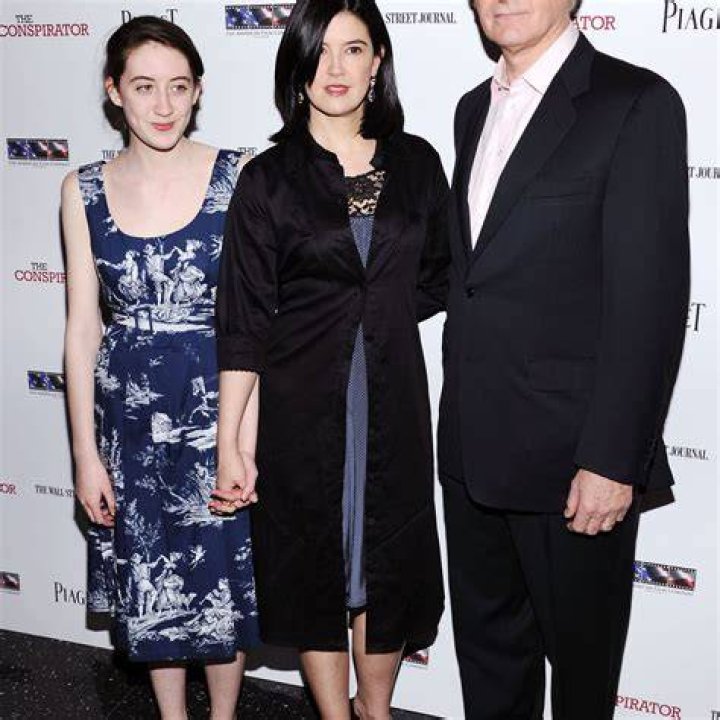 Who Are Phoebe Plummer Parents? Family, Age And Wikipedia